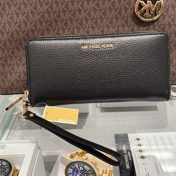 MICHAEL KORS LARGE TRAVEL CONTINENTAL WRISTLET WALLET PHONEHOLDER BLACK /Gold - Picture 1 of 16